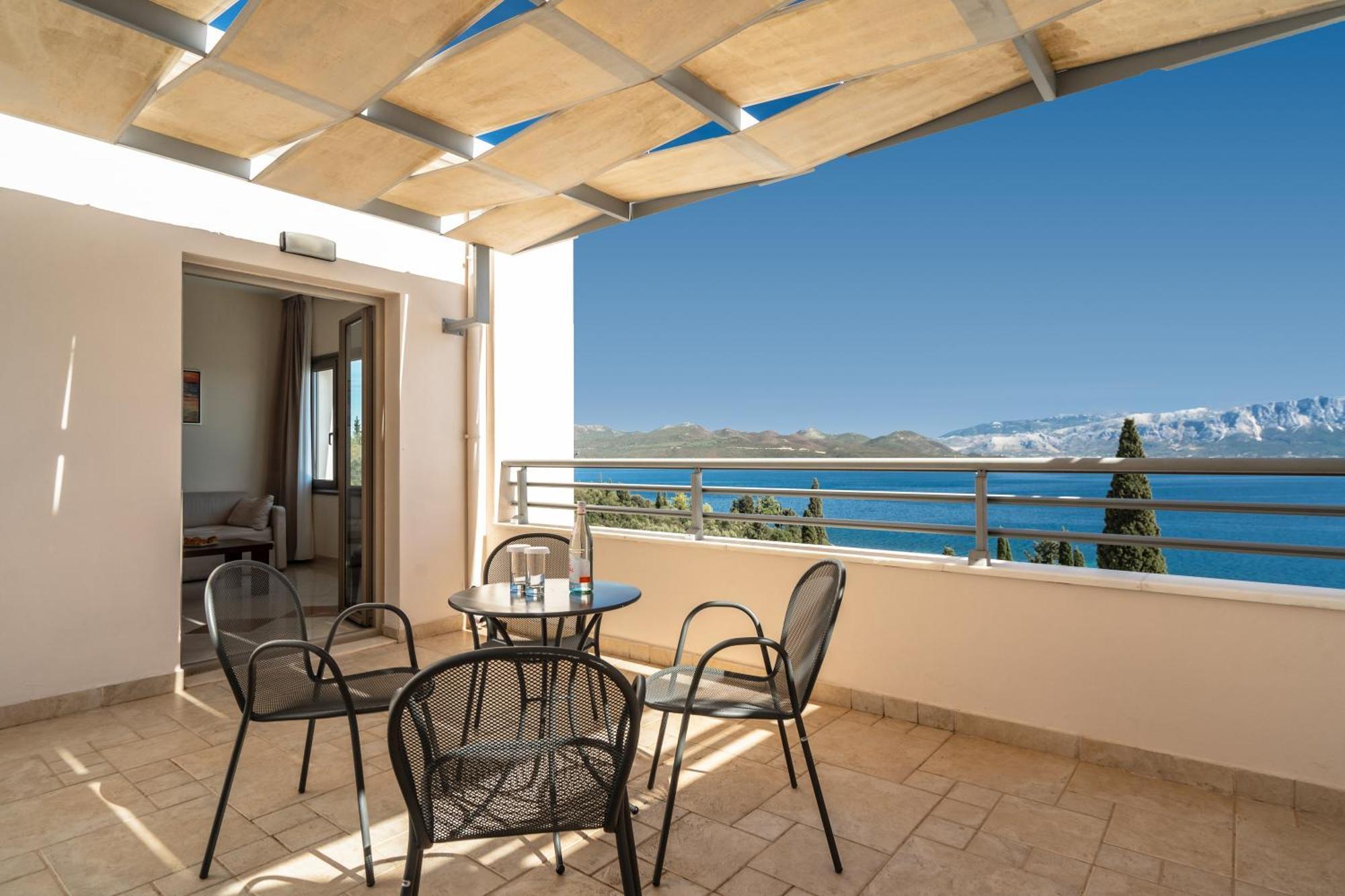 Porto Galini Seaside Resort & Spa Nikiana Ngoại thất bức ảnh A balcony