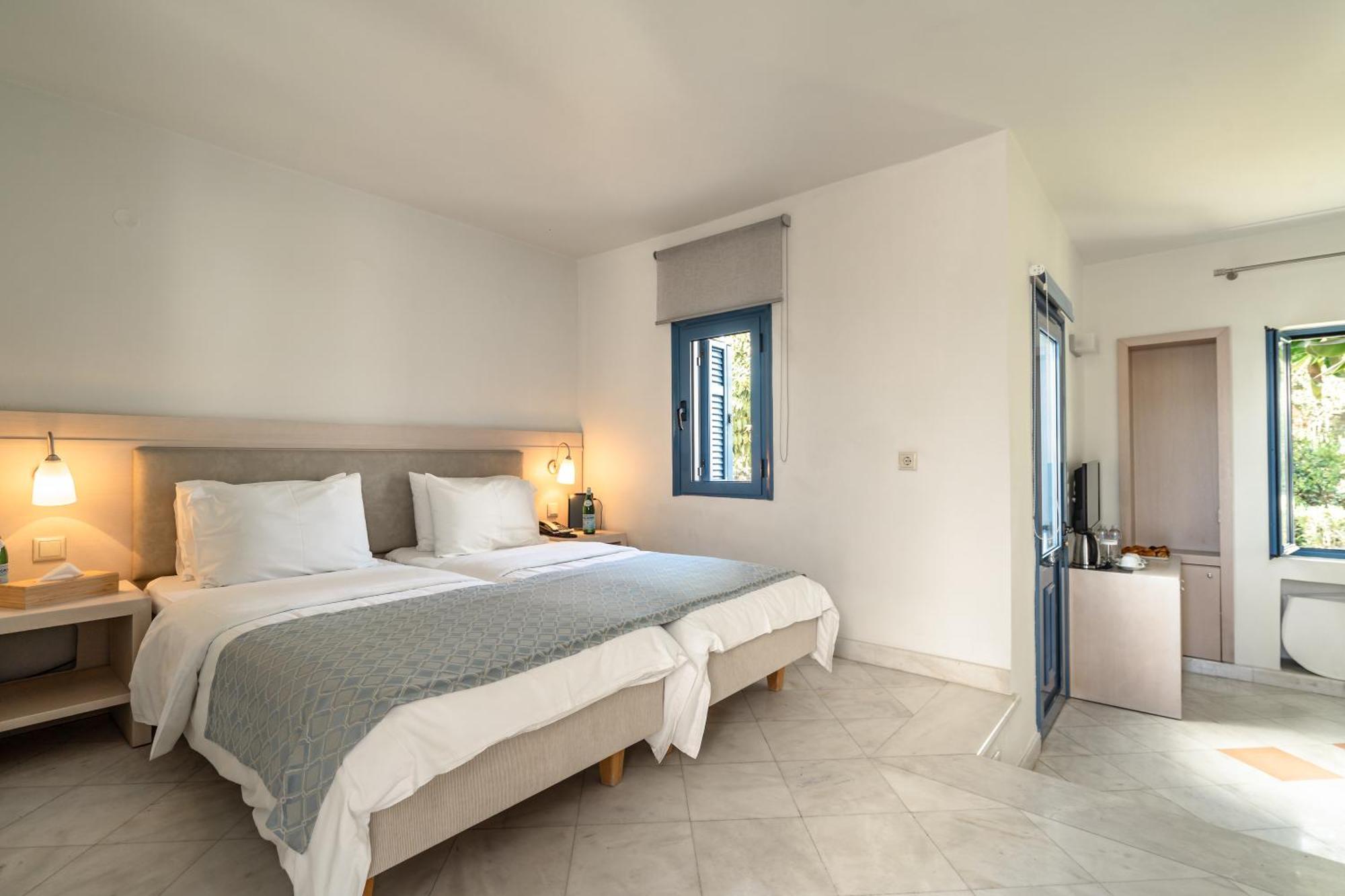 Porto Galini Seaside Resort & Spa Nikiana Ngoại thất bức ảnh A bedroom in a hotel
